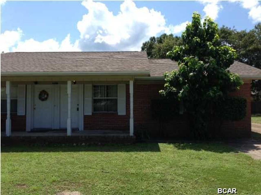 Neat 2 bed 1 bath triplex unit close to GCSC and FSU-PC and short distance to the beaches. W/D hookup. Pets negotiable with a refundable pet deposit.