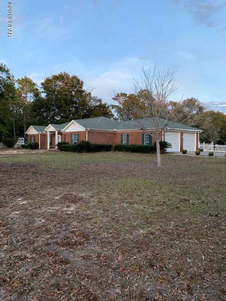 Beautiful  3 Bedroom/ 3 Bath Home on quiet 1.5 acres  within minutes of all amenities. Home features large kitchen with island , large living area, separate dining room, or dine outside on covered patio. There is a 

24 X 36 metal building for workshop, crafting, storage, etc. and a greenhouse for the green thumbs!