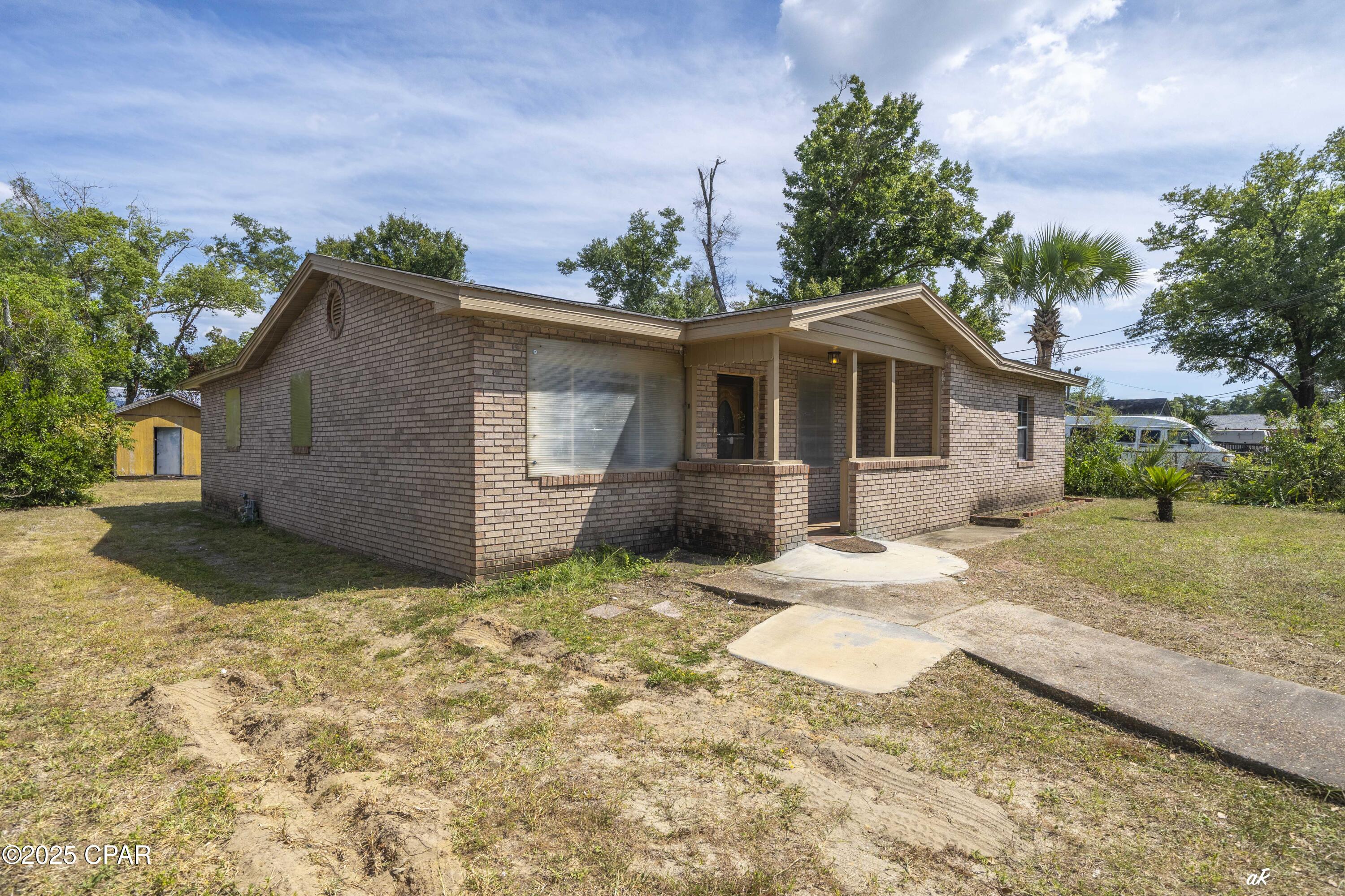 Main image without alt text