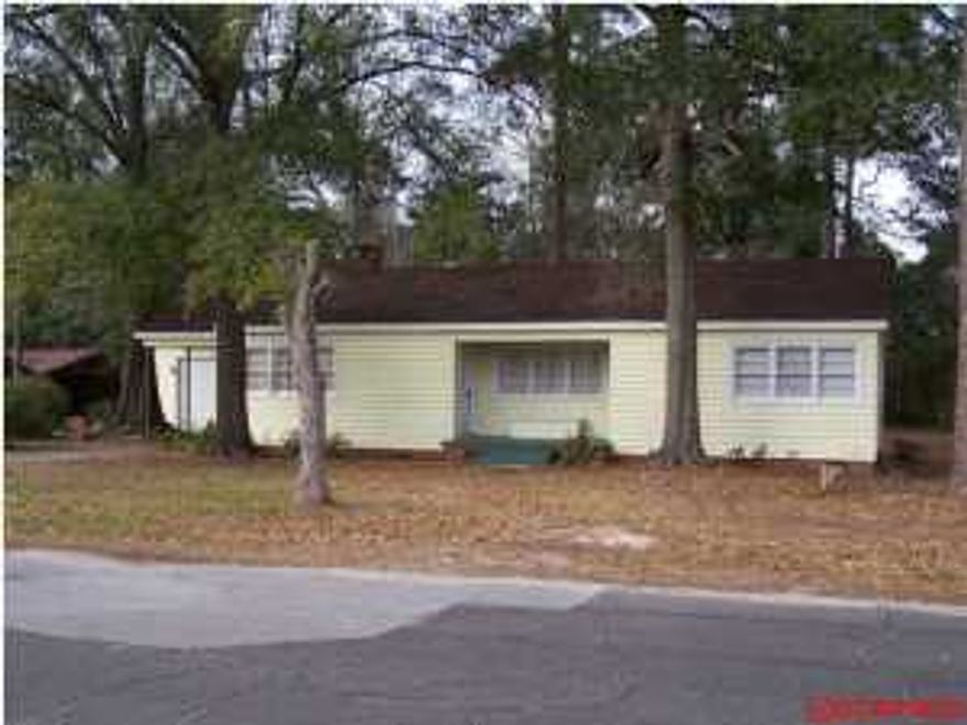 GREAT Neighborhood! GREAT Location! What a treasure awaits the next owner of this well maintained home in downtown Graceville. Beautiful woodwork and a Mother-in-law Suite. Retirement, Winter or Starter Home, this house will fit any need.