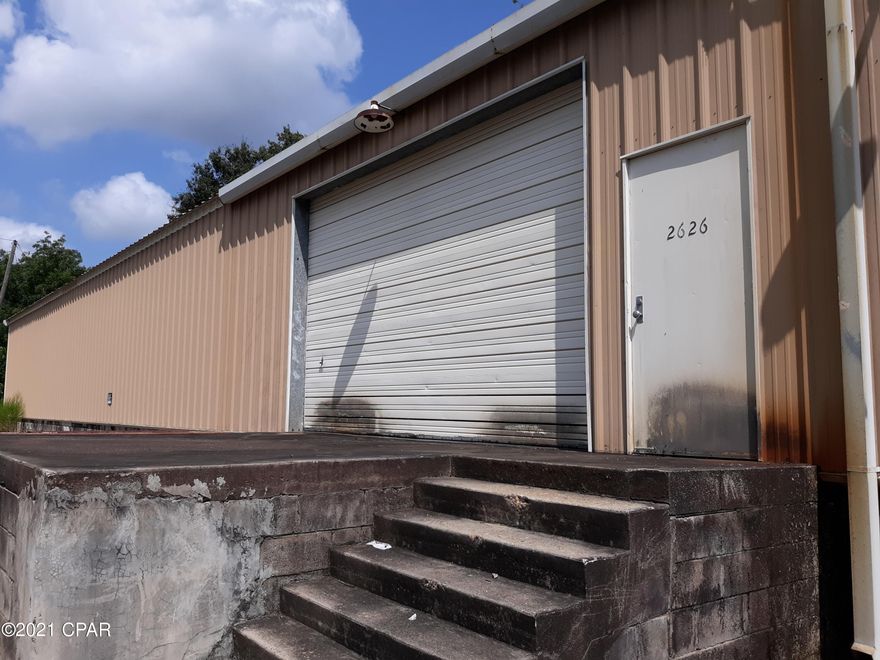 Over 5000 ft of storage with loading doc. on paved st in Cottondale+.

Steel frame metal building.
