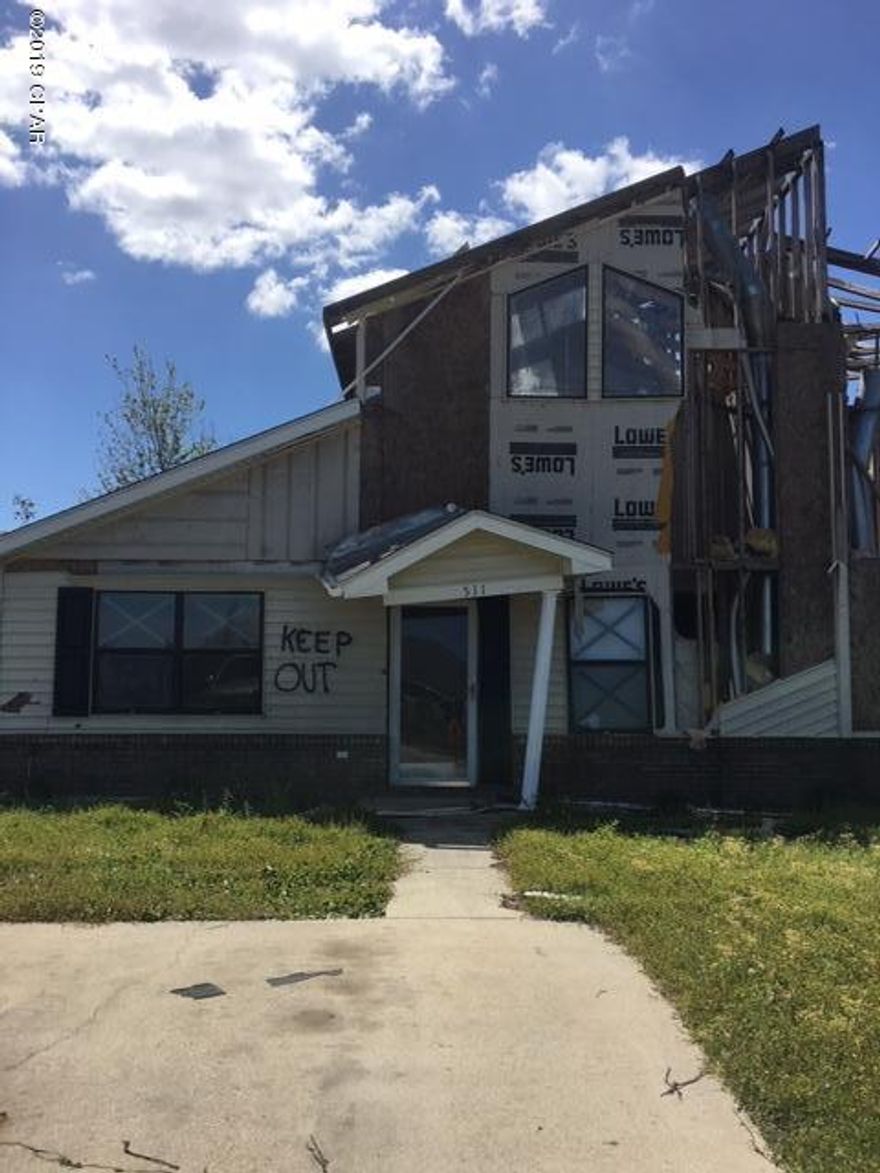 Severe hurricane damage. In need of extensive repair. Investor special! Purchase unit and adjoining unit. Bring all offers.

DO NOT ENTER PROPERTY!





All measurements approx. Buyer to verify.