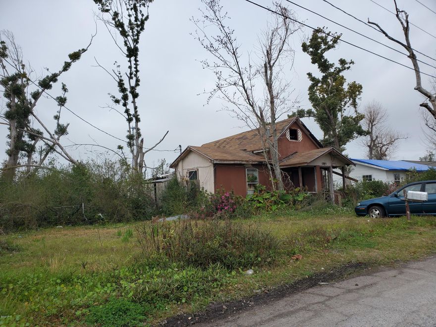 A steal in the center of town.  Price for the LAND ONLY for a quick clean cash sale.  No value given to structure.  Probate is finished and ready to transfer clear title to new homeowner conveniently located and plenty of room to build your dream home