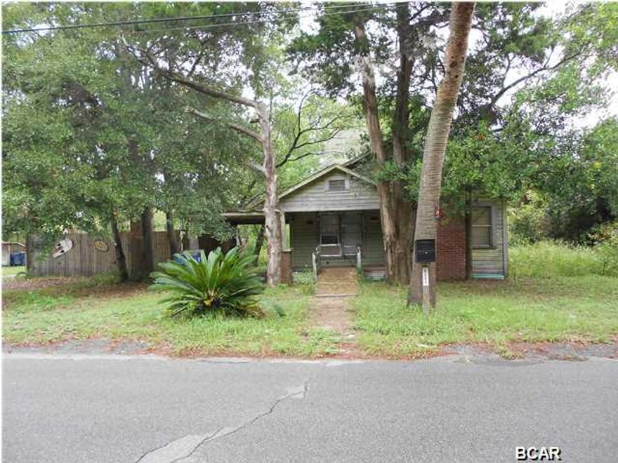 DEEP LOT WITH HOUSE ON A QUIET STREET CLOSE TO EVERYTHING DOWNTOWN PANAMA CITY HAS TO OFFER. HOUSE IS IN NEED OF EXTENSIVE REPAIRS. PROPERTY IS BEING SOLD AS IS.