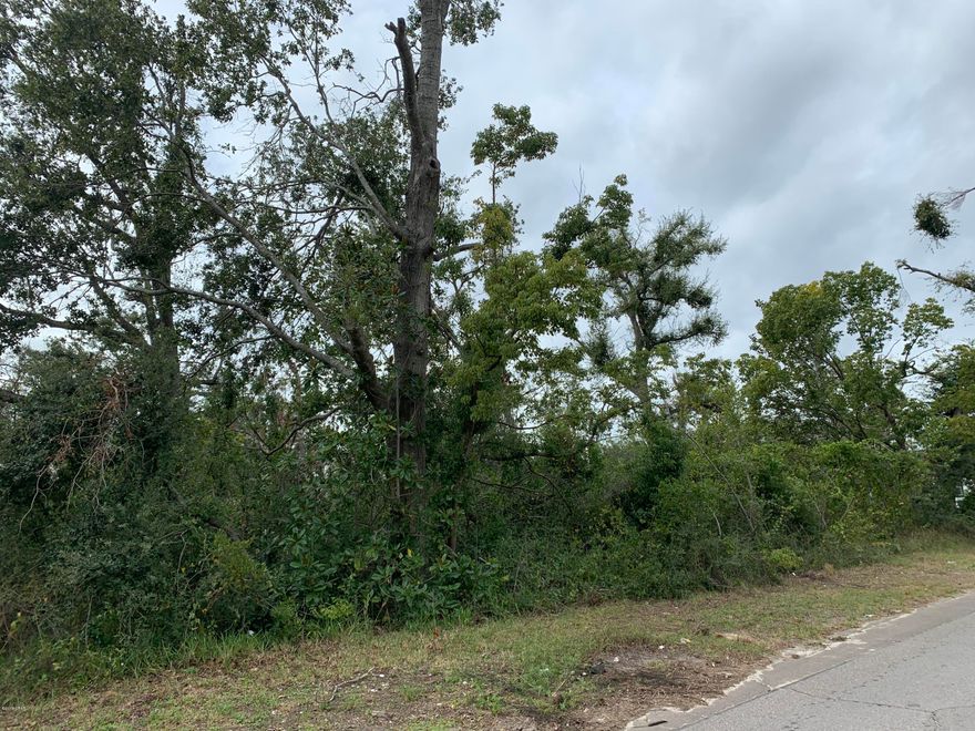 Large corner lot available, located in Panama City.