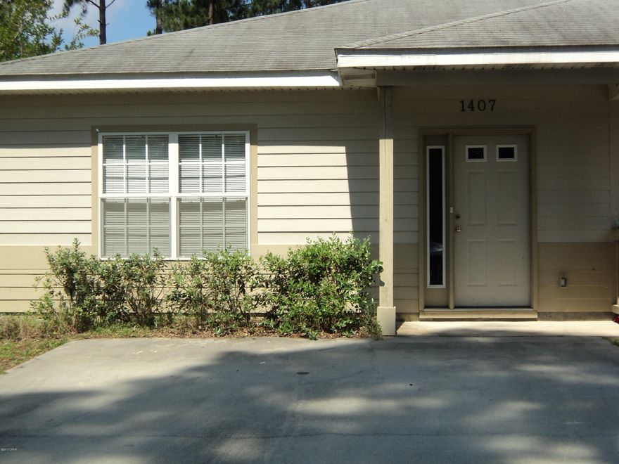 Attached single unit with open floor plan, breakfast bar, washer/dryer, ceramic tile, and carpet.



All measurements are approximate.