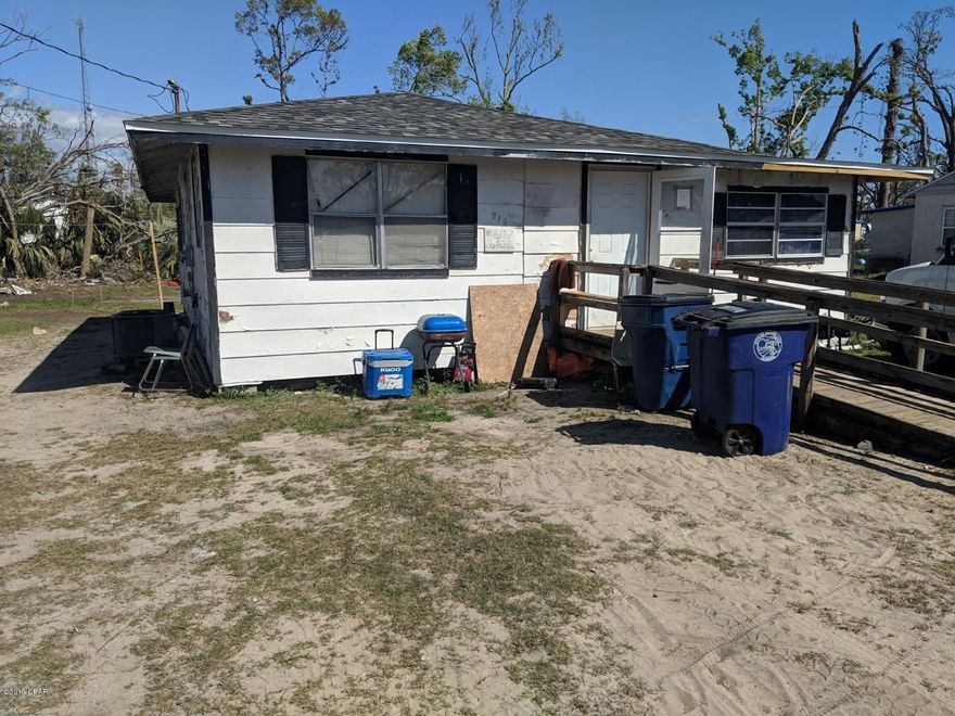 3/1 House with an office. Has new roof! Needs, flooring, drywall, paint, general updating, and landscaping, etc. Otherwise, structurally sound.