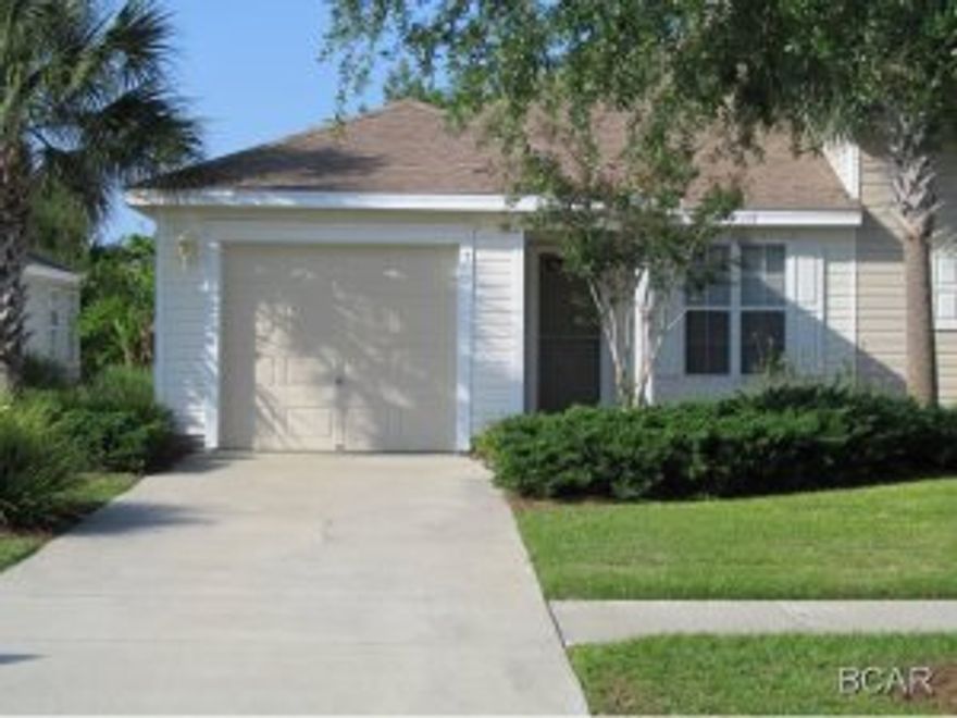 NICE PATIO HOME WITH COMMUNITY POOL IN A QUIET AREAOPEN FLOOR PLAN AND A 1 CAR GARAGE