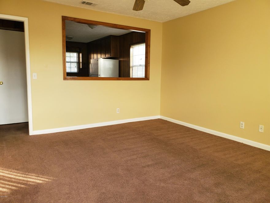 2 BR/1 Bath Triplex. Inside laundry with w/d hook-up. Close to Gulf Coast College and FSU and convenient to the beach.