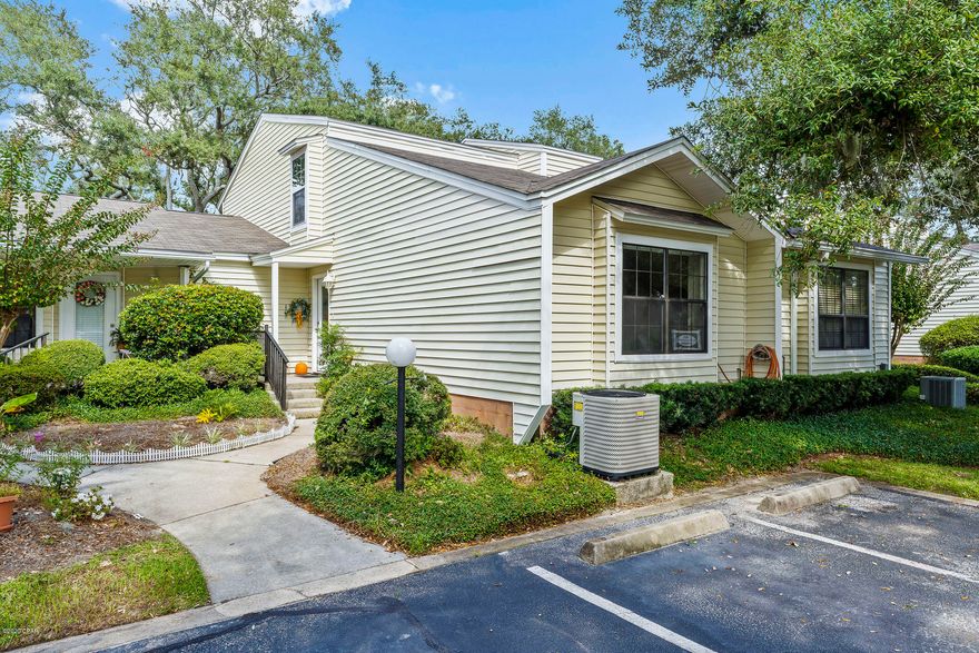 This is a beautiful home with 3 Bd 2 1/2 Ba with the Main Bedroom downstairs.  This is rare for the area.  The home had limited damage from the hurricane and has been fixed.  Seller has put new luxury vinyl plank flooring through most of the home.  There is no carpet in the home. 



The home is located within a block of the beautiful St Andrews Bay.  Take an evening stroll as you watch the sunset over the bay. Centrally located to all things Panama City.  This is a perfect home for a family or someone that is ready to enjoy retirement.