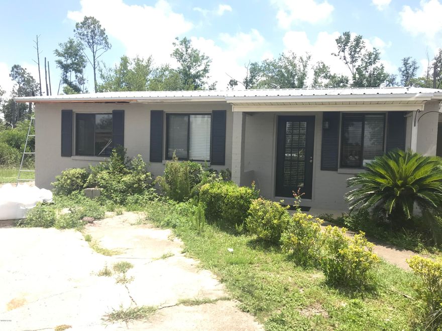 CURRENTLY UNDER CONTRACT, SELLER ACCEPTING BACKUP OFFERS'

Cute 3 bedroom 1 bath, perfect starter home or investment property. New metal roof, good sized yard and plenty of parking!