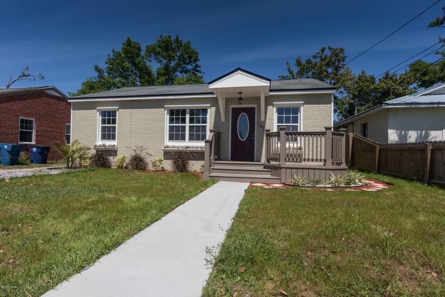 THIS HOME IS FULLY UPDATED...QUARTZ COUNTER TOPS IN KITCHEN,NEW CABIENTS,ALL NEW LIGHTING,RESTORED ORIGINAL HARD WOOD FLOORS IN THREE OF THE BEDROOMS, VERY LARGE SCREENED IN PORCH..FENCED IN BACK YARD..LIVING ROOM,DINNING AREA,LARGE GREAT ROOM....UPDATED IRRIGATION SYSTEM...



NEW ROOF BEING PUT ON!!!!!!!!!!!!