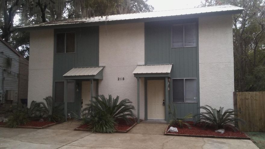 2-bed Townhouse located in the cove. Walking distance to the bay. Freshly painted and new vinyl flooring. Fenced backyard and washer/dryer connections.



All measurements are approximate.