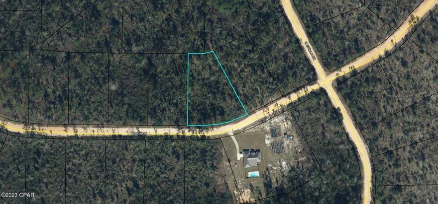 Great building lot in Compass Lake! Perfect place for a home. Only a few miles off Hwy 231. Buy to build or purchase for investment. Compass Lake is growing by leaps and bounds! Located 35 minutes from Panama City, shopping, dining, and the beaches of Panama City Beach. All measurements are approximate, verify if important.