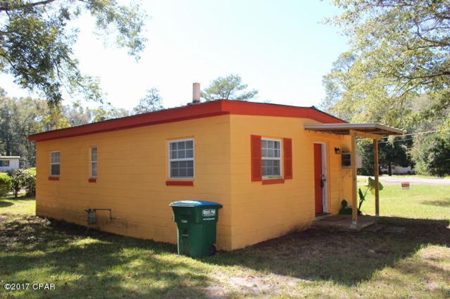 Small home in City Limits close to shopping, restaurants and minutes drive to Jackson County Hospital & Chipola College. Next door to city park. Nice place for single, couple, small family or purchase as investment property. Newly painted inside and out. Available for Lease.