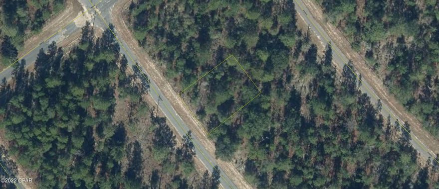 Escape from the city to this quiet location with easy access to highway 77, 45 min. to Panama City Beach, close to Boat Lake Swimming Park and Blue Homestead Lake.