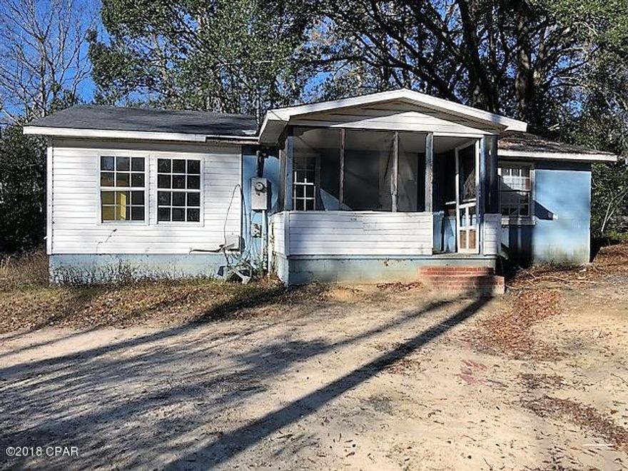 This cottage style house will make a great investment property/project.  It comes with 3 bedrooms, 1 and 1/2 baths and is situated on an acre lot in town. It is a corner lot with frontage on Myles, side is Edenfield and fronts on Evelyn where the house is located.

You have plenty of room for a large garden and play ground area. It is close to town in a convenient location.