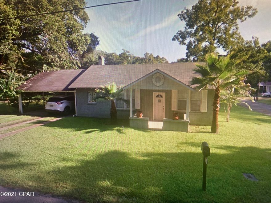 Small house located in the city of Marianna. This  2 bed 1 bath house is great for a first time buyer or rental property.