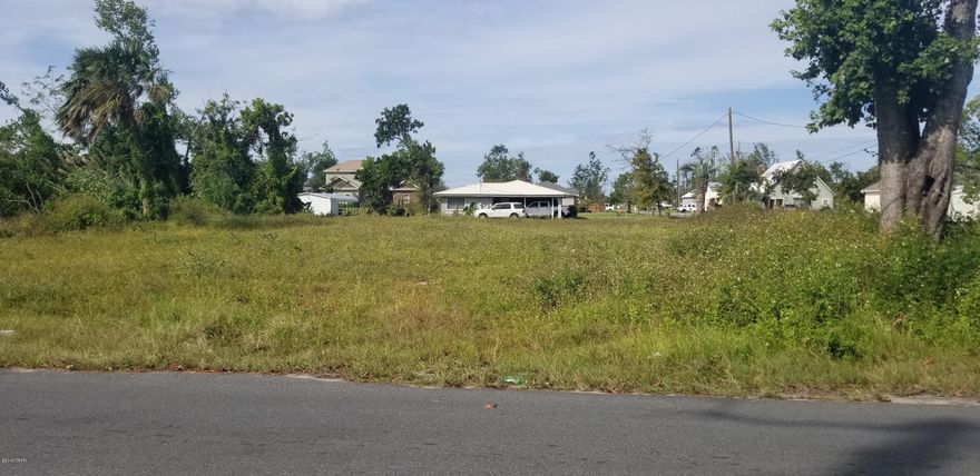 Large double corner lot located in Lynn Haven, seller has cleared the lots and they are ready for you to build 1 or 2 homes, Seller will sell both lots together or will split out and sell each one separately. Wonderful school zone and located conveniently to everything.
