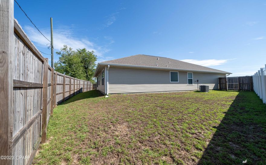 Beautiful 4 bedroom, 2 bathroom Cali floorplan in Brighton Oaks Subdivision. Located at the end of a quiet cul de sac. This home includes a large fenced in yard, screened in back porch, refrigerator and blinds. Just around the corner you will find Zollie Young Park & Zollie Young Dog Park.
Application first. Pet friendly.