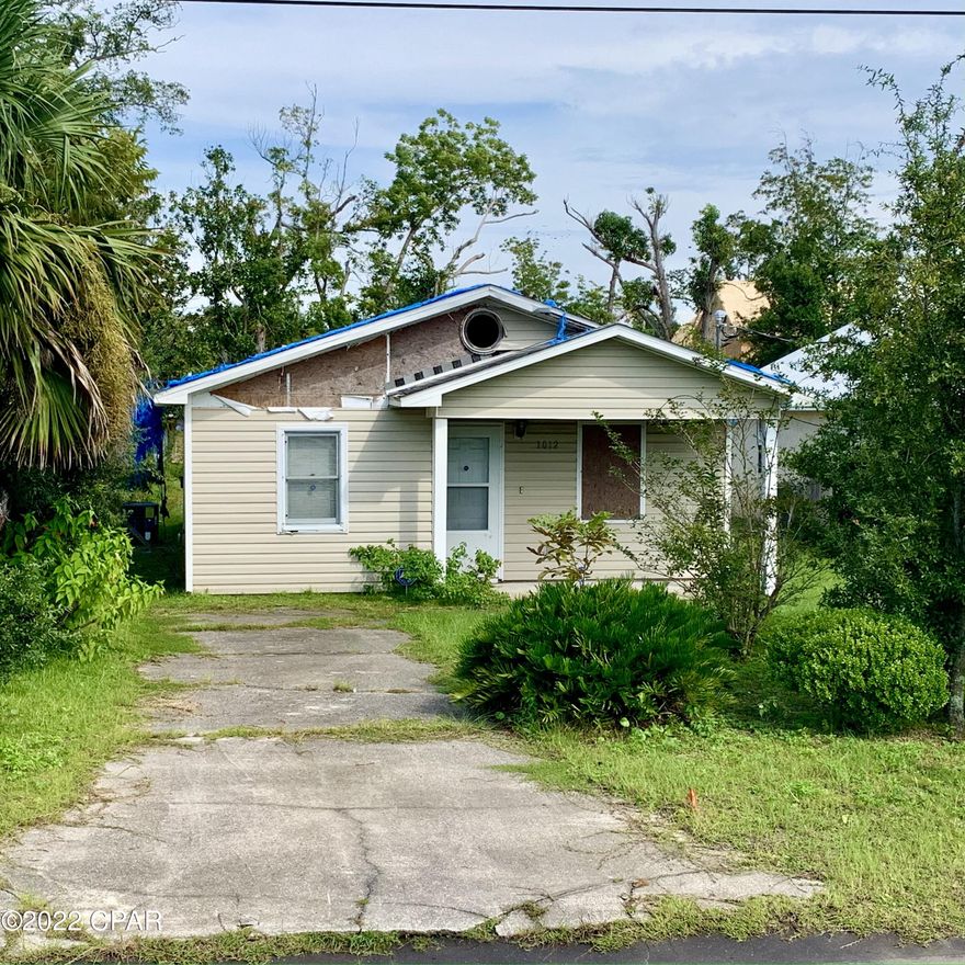 CURRENTLY UNDER CONTRACT, SELLER WILL CONSIDER BACKUP OFFERS. A property ready to be flipped and repaired for someones future dream home. If you're ready to fix and flip a house for you or to rent out, this is the perfect home for you. This home is located in flood zone X. 

3 BD/2BTH. Show today, take a look and send an offer!