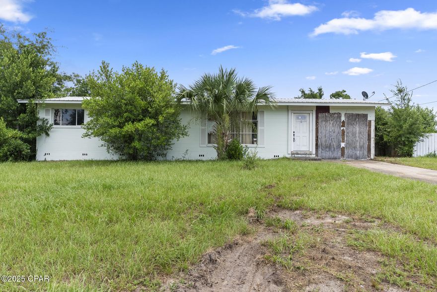 'CURRENTLY UNDER CONTRACT, SELLER WILL CONSIDER BACKUP OFFERS

Investor's Dream | Handy-Man Special | Major Equity Potential!
Opportunity knocks at this gem in the heart of Forest Park—an investor's dream and the ultimate handy-man special! This 3-bedroom, 2-bath home has solid bones but it needs your finishing touch to bring it back to life. Centrally located near shopping, dining, and schools
Perfect for a flip, rental investment, or sweat-equity homebuyer. Don't miss this unique opportunity to turn a well-located fixer-upper into a profitable investment or personal project.