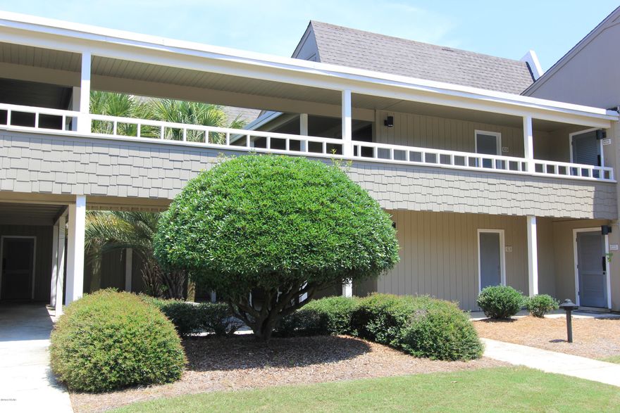 This nice one bedroom Harbour Villas condo is a second floor unit and move-in ready! In the prestigious gated community of Bay Point with 24-hour roving security. It is a very short walk to the marina and sunsets, including a restaurant nearby.Also, for those who like golfing Bay Point offers 2 first class golf courses. Bay Point Community Association is $1,325 per year.