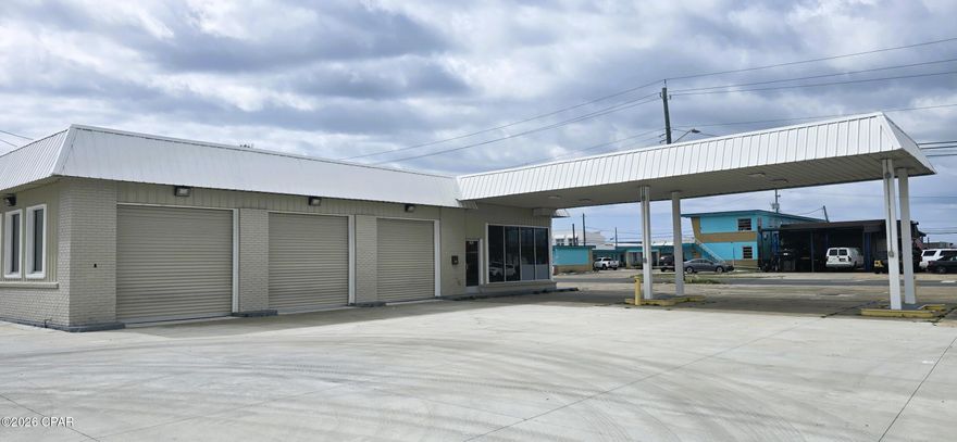 Great Location in Historic Panama City Downtown District! Three roll up doors in the front of the building that lead to the 1218 sqft of warehouse/garage space. There is a separate lobby/office area that is 336 sqft heated/cooled. Property also features a separate utility room, two bathrooms, and covered & uncovered parking areas. 
Allowable Uses: All other uses are prohibited.
Civic uses including passive and active recreation, government, entertainment, religious, social, and educational uses; Professional
offices; Professional services; Open air retail such as farmers' markets, etc; Hotels, Inns, and Bed and Breakfasts; Artisanal
production establishments; Restaurants (no drive-thru) including cafes and lounges; Bars and Breweries; Retail uses; Fine Art
studios and schools; Specialty food stores; Commercial marinas; Parking garages and lots; Residential uses including single and
multi-family; Warehousing provided the buildings compliment the areas where they are located.  *Information provided is deemed reliable but is not guaranteed and should be independently verified by the buyer*
