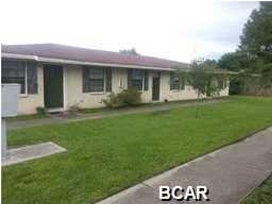 Great location for this 2 bedroom 1 bath apartment located in Lynn Haven.