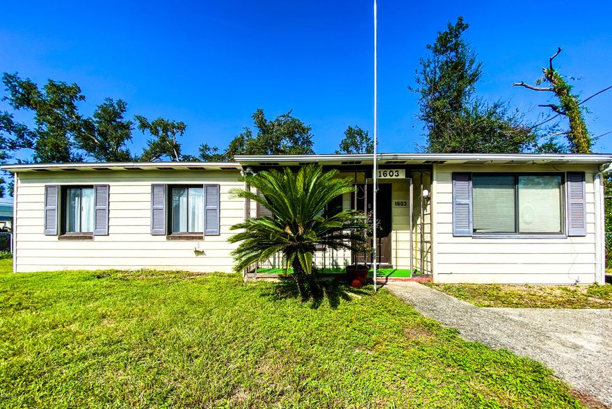 BACK ON THE MARKET!

Great opportunity for investors or first-time home buyer!  This cozy home is situated on a large lot just under ¼ acre, located near restaurants and shopping.  Laminate flooring has been put in the common areas of the home, along with new tile and fixtures in the bathroom.  Just off the living room is the family room or den which has a retro wood burning fireplace.  The laundry / utility room off of the family room with a door leading to the back yard.  The large yard is fenced in – and a small grill area is on the back patio.  Come see this charming classic home today.