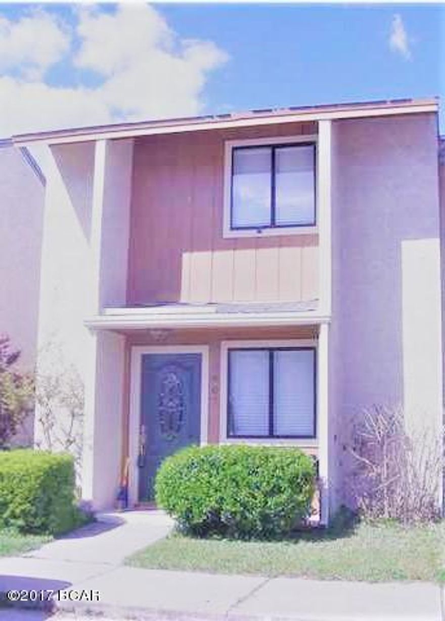 Updated townhouse located at the back of a cul-de-sac. Close to shopping, schools, dining, and entertainment. This 2 bed/1.5 bath has tile floors downstairs and carpet in the bedrooms upstairs.



All measurements are approximate.