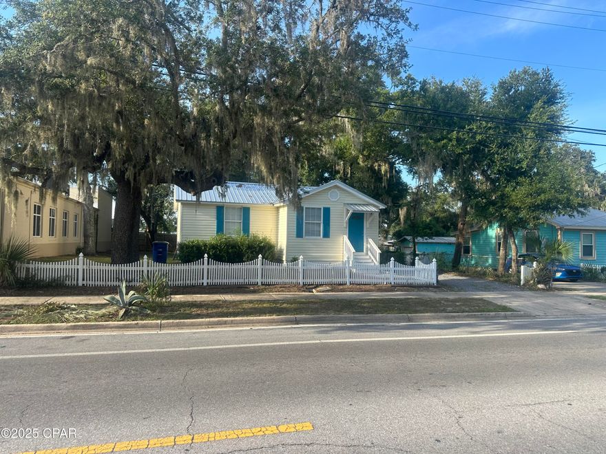 This beautifully remodeled house is located in the
heart of St. Andrews, just steps from Beck Avenue
and St. Andrews Bay.  Live—or office—in this
charming community and enjoy the convenience
of walkable dining, boutique shopping and
nightlife.