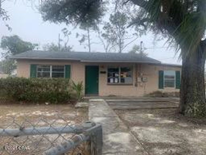 Update: Offer has been Accepted and property has been removed from the ''offer submission website.''   This is a great opportunity to own a home, close to the bayou and right across the street from brand new construction. This home has a large living/dining area, and the garage has been enclosed as a den. Owner Occupant's offers will be reviewed by the seller, 10 days from list date. Submit offers now,  or by 3/14, for best chance to purchase this property. (ALL Info is approximate and should be verified by buyer/buyer's agent via seller's website, home inspection, appraisal, survey, etc.)