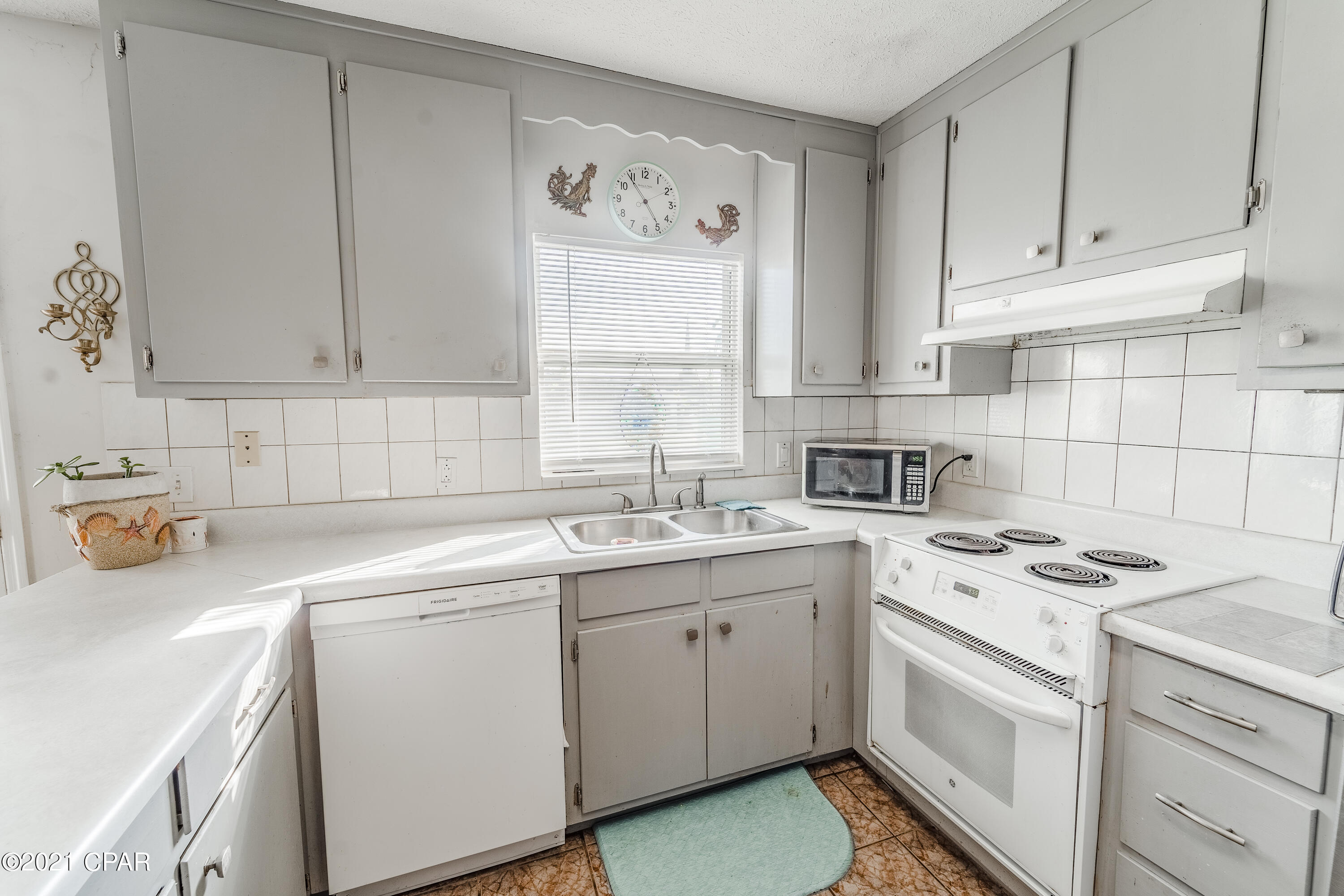 Laguna Beach Estates 7th Add - Residential