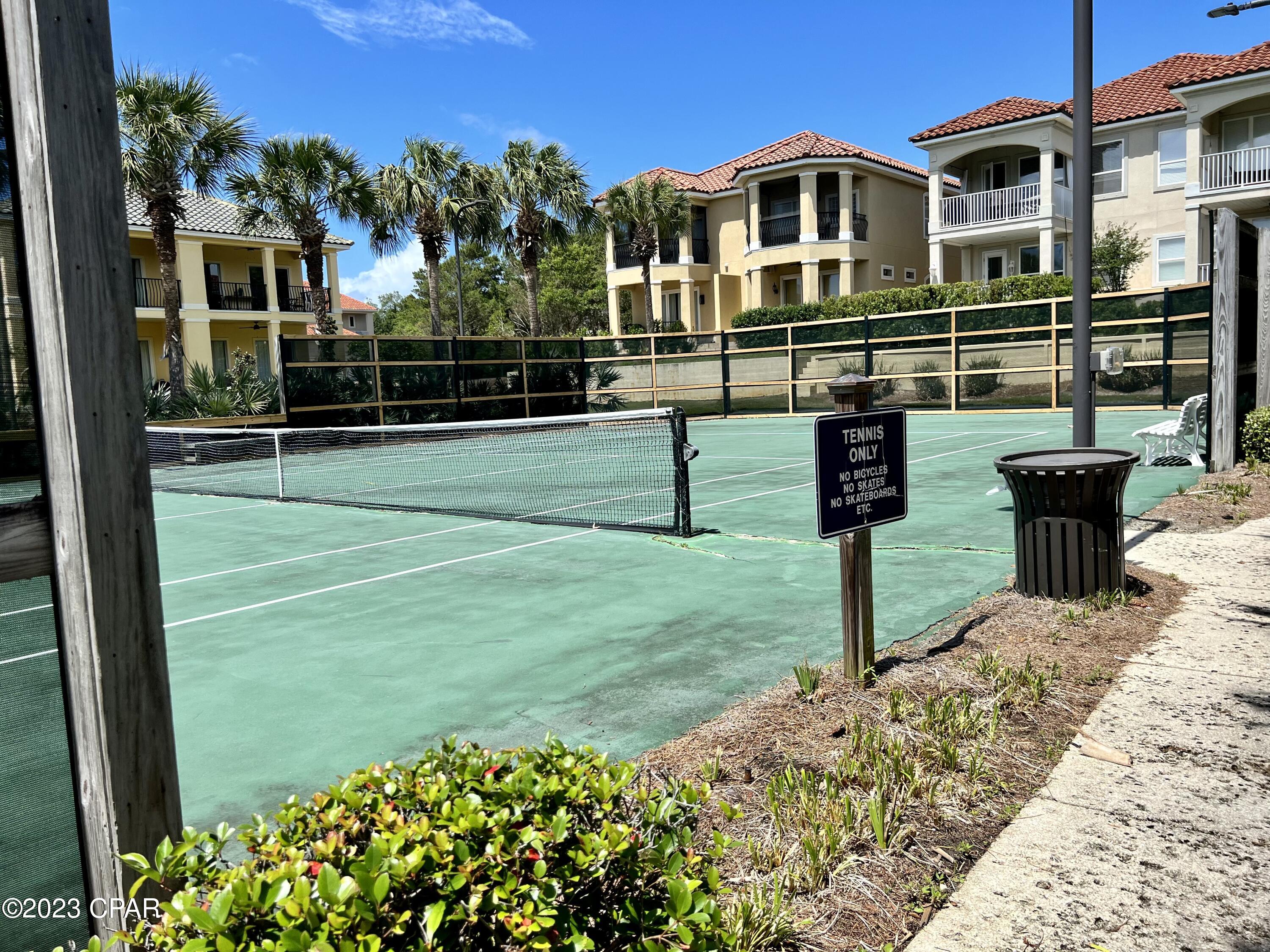 La Valencia Beach Resort - Land