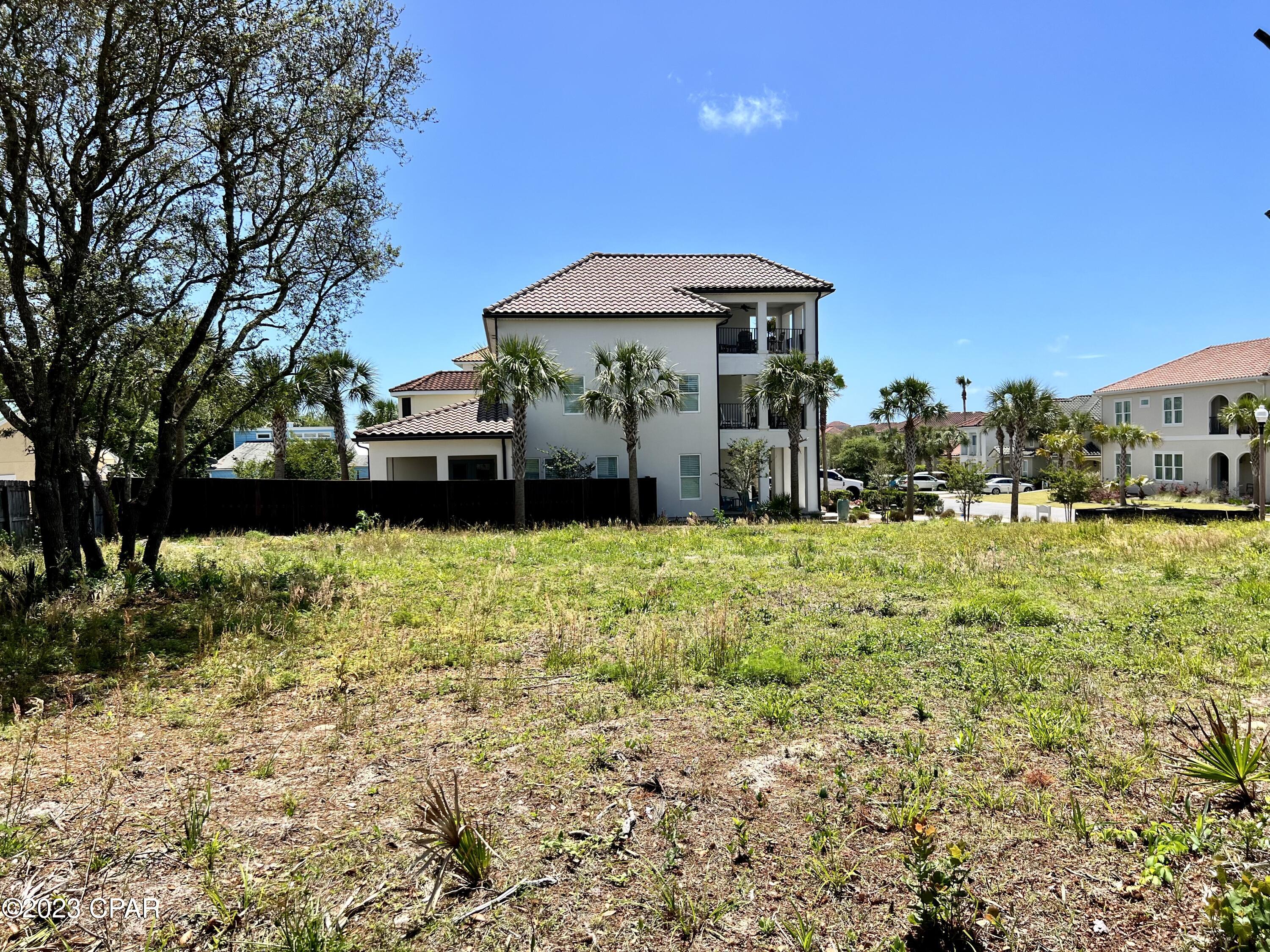 La Valencia Beach Resort - Land