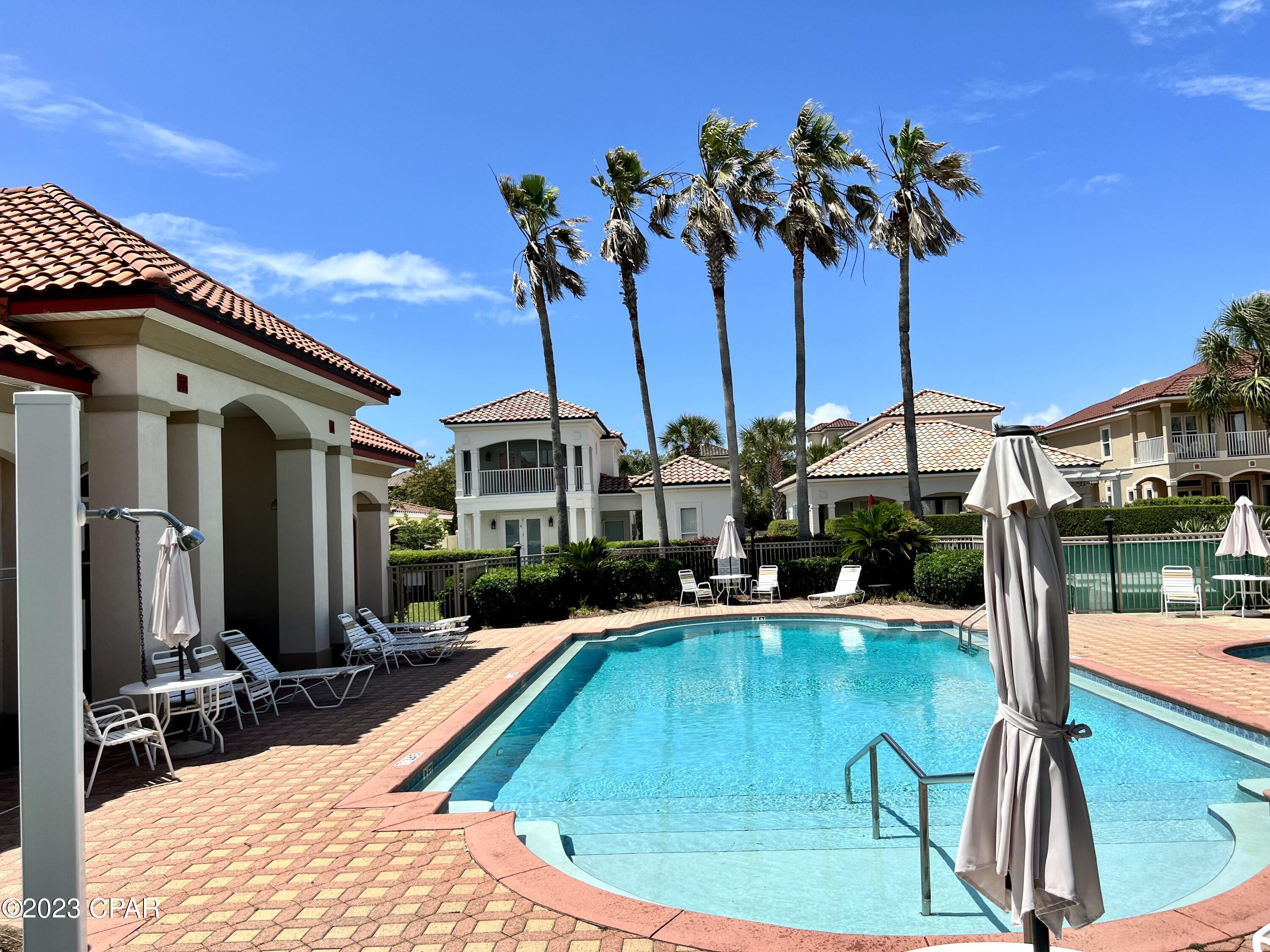 La Valencia Beach Resort - Land