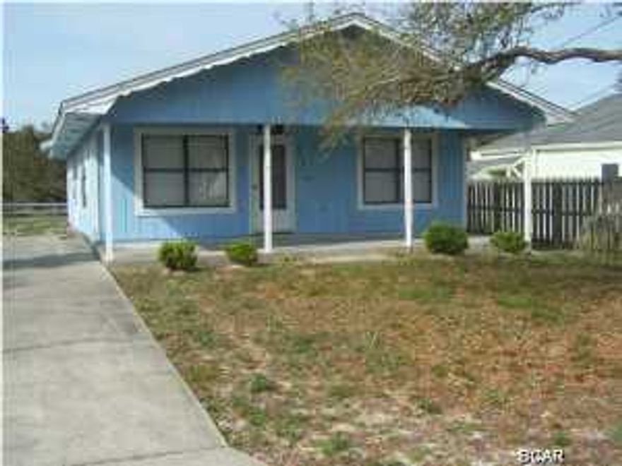 HOME IS WELL KEPT AND NICELY DECORATED. LOCATED CLOSE TO RESTAURANTS AND SHOPPING. IT IS ONLY BLOCKS FROM THE BEACH. GREAT FOR HOME OR RENTAL. ALL ROOM SIZES ARE approximate. IF IMPORTANT PLEASE MEASURE.