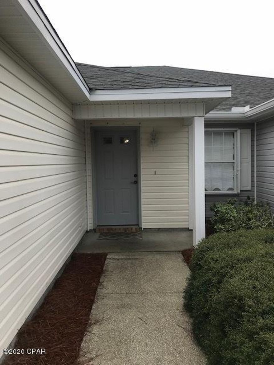 This townhome offers 2 Bedrooms and 2 Baths located in Palmetto Trace with access to the community pool. Kitchen equipped with a breakfast bar. Master bath has a double sink vanity, includes a washer and dryer. Garage for parking and also includes a visitor parking area and partially fenced backyard.



*All pets are a part of the application process and are subject to the homeowner's approval*
