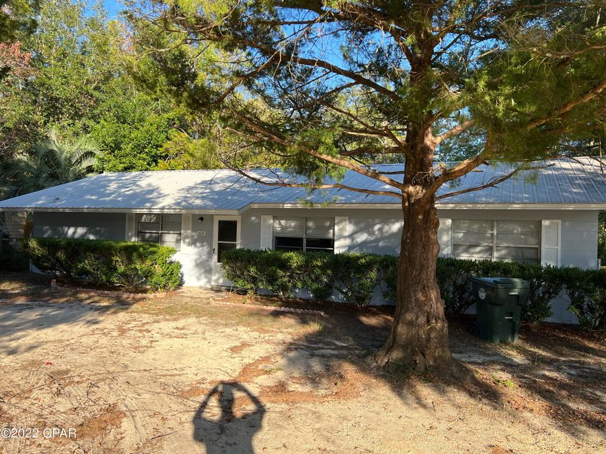 Application required Move in ready house located in downtown Defuniak  Springs. Fresh paint, new appliances, new tile floor. Large back yard. Separate den that could be used as a 4th bedroom. This unit has a washer and dryer. Your only limitation is you imagination.