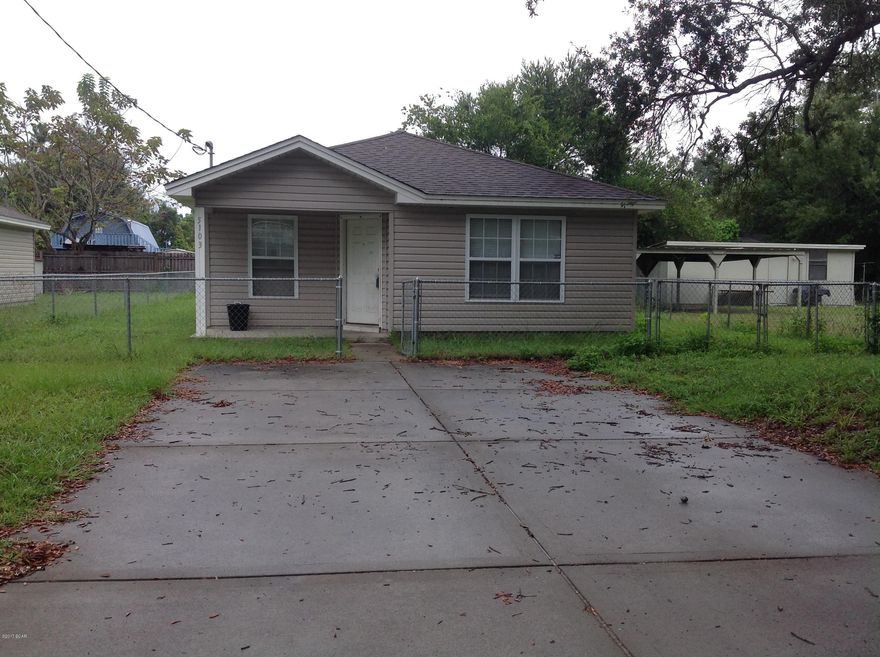 Cute 3 bedroom 2 bath home. Nice open concept main living area. Low maintenance with vinyl siding and trim. 

Nice level lot with chain link fenced back yard. Great starter home or investment generator!