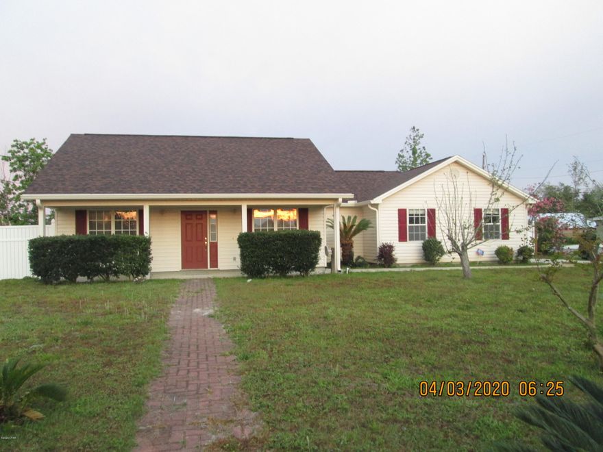 Nice 3/2 Home located in Lynn Haven near shopping, dining and schools.