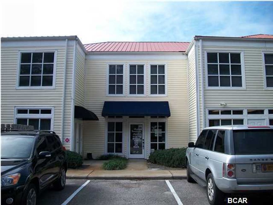 Great retail or office space. Previously was an insurance office. Located in Promenade Mall