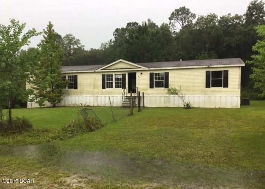 Mobile Home with split bedroom floor plan, eat in kitchen area and large living and dining. 5 bedrooms and 3 baths. Being Sold ''AS IS''.
