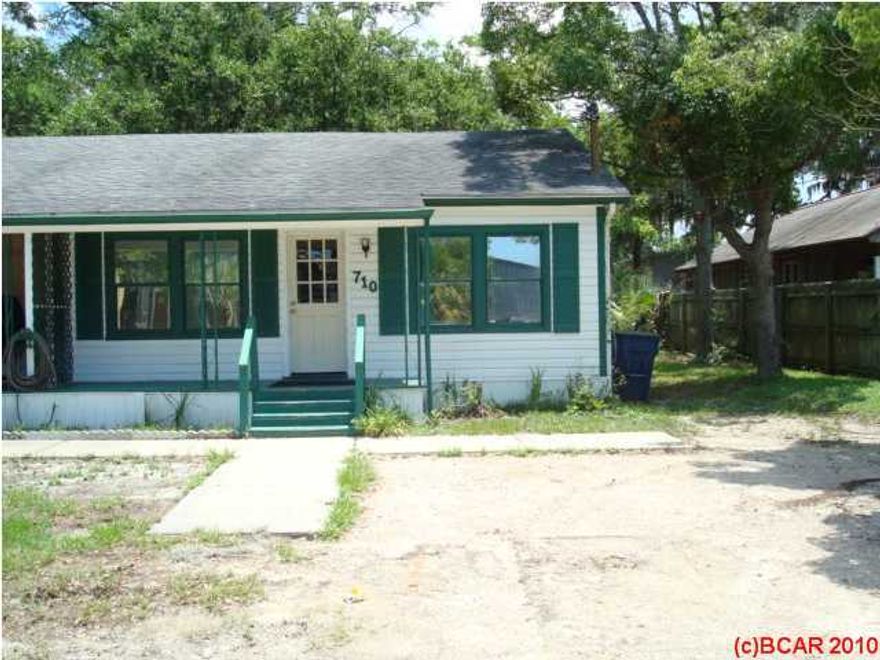 Nice little 2 bedroom, 1 bath downtown. 5 1/2 blocks from the city marina. Has hook up for washer & dryer. Rent includes water, sewer, and garbage. No pets allowed.