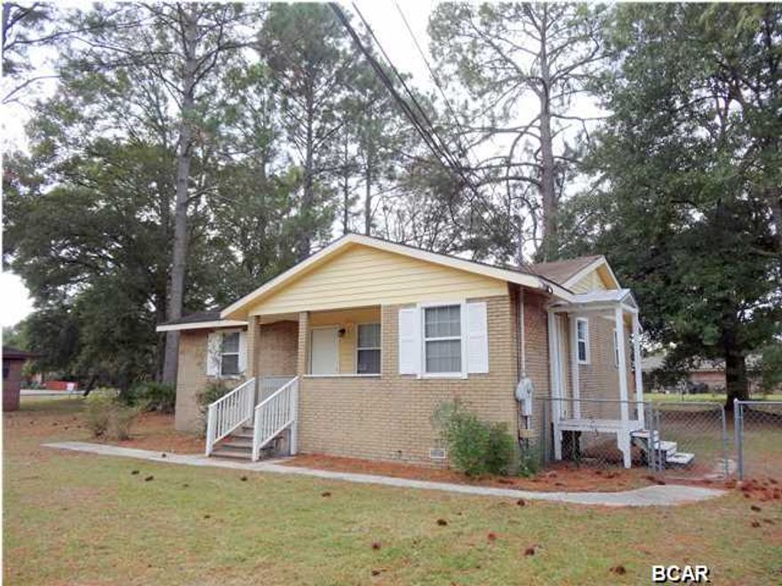 This adorable house is located only one block to Cain Griffin Park. Newly painted and with new floors in most of the rooms this home features living room with beautiful light oak flooring, opens to the dining area and to the kitchen, the bedrooms are split for privacy. The house sits on a double lot and the entire back yard has been fenced. There are two gates, one small by the kitchen and a double to the carport/storage shed. Large shade trees around the back and lovely palm trees in the front. Age,Square Footage, and room sizes approx, if important please verify.