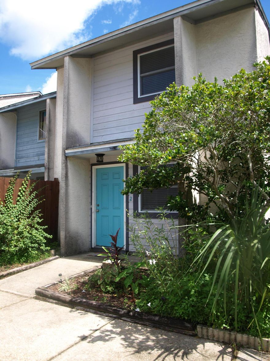 Adorable townhome in popular Venetian Villas! Absolutely perfect for the first time homebuyer, investor, retired/downsizing family...this 2 bedroom 1 1/2 bath home has been tastefully decorated/painted to appeal to any buyer. The kitchen is open to the living and dining areas, the cabinets have been painted and in excellent condition.

The Master Bedroom has a roomy closet, and a door into the main bath upstairs. This bath also opens to the hallway for the guest bedroom, which is also roomy!

The outdoor spaces are wonderful; privacy fenced back yard is large and well cared for with landscaping, and the front yard is pretty and has tropical landscaping as well. The laundry room is in a separate room, sparing all square footage.