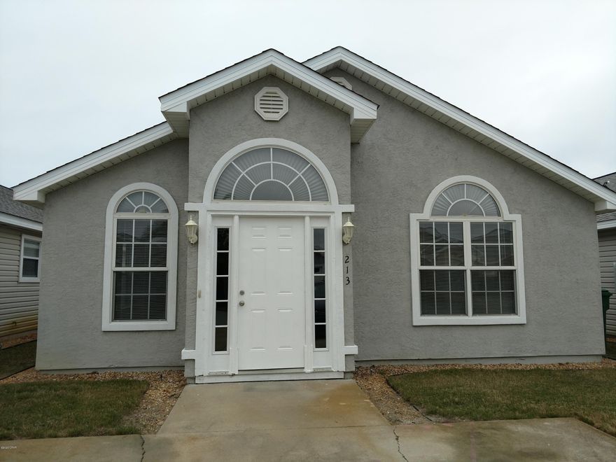 3 bedroom and 2 bath home in Palm Cove on Panama City Beach. Close to Pier Park, Shipwreck Island and walking distance to the beach. The kitchen is open to the living room with laminate hardwood floors and vaulted ceiling. Stainless steel appliances. Community pool, kiddie pool, and playground.



*Trash service and lawn maintenance included*



*No Pets*
