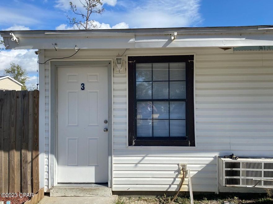 Great 1 bedroom 1 bath triplex unit in Youngstown. New paint and new laminate flooring. This is an end unit with a large privacy fenced side and back yard. Also includes a small storage/laundry room.