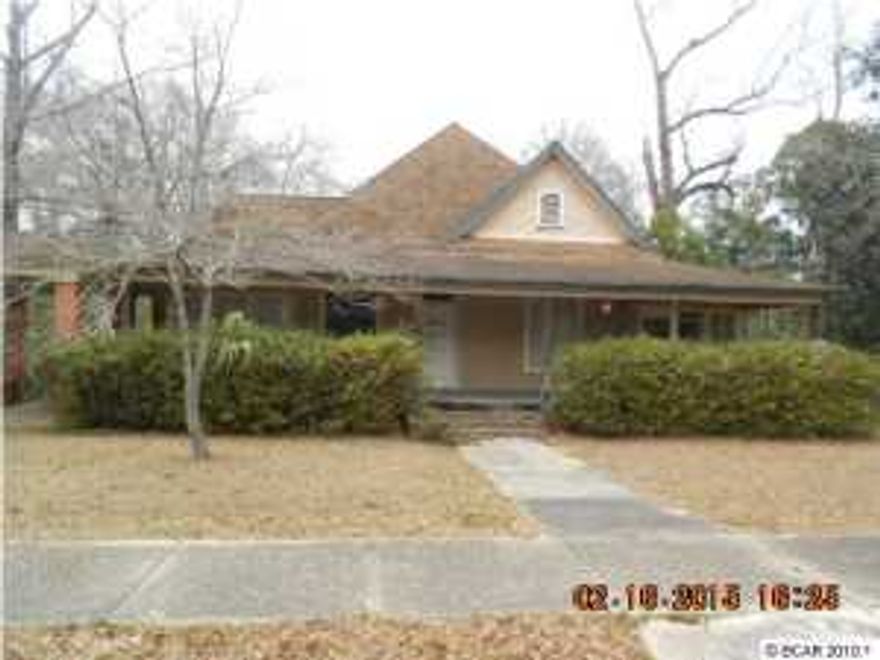 Historical home in the heart of Chipley. Large home with 4 beds 2 baths. Master bedroom has two walk in closets and large master bath. Built in Book cases in the Living Room. Ready to restore this vintage home. Seller will offer an allowance up to $500 to owner occupant Buyer's purchase of a home warranty of their choice. If asking for closing cost assistance the maximum considered is 3% of the purchase price for owner occupants. Investor sales are not eligible for buyer closing cost assistance. Closing cost assistance cannot go towards association transfer fees, transfer taxes (doc stamps on the deed, doc stamps on the mortgage, intangible tax on the note), or any prepaid expense. IN ADDITION to normal Buyer closing costs, Buyer pays Doc Stamps on the Deed, closing service fee of